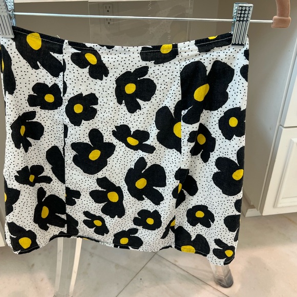 Cute Urban Outfitters mini floral skirt with slit - Picture 7 of 10